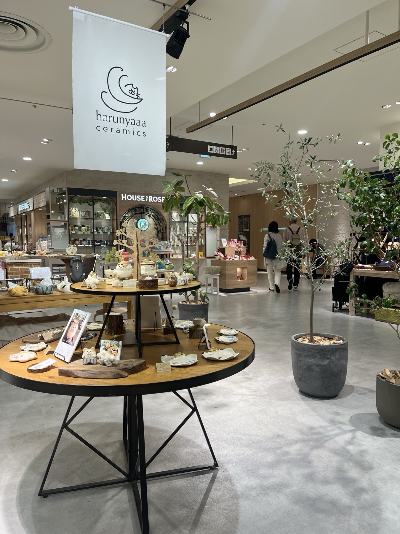 百貨店POP UP会場 harunyaaa ceramicsのロゴと作品ディスプレイ